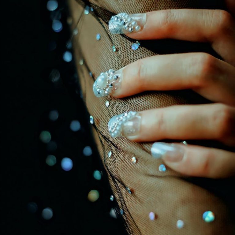 silver-nails-c9fc54e848d54594a3b1a28b7a9ca9a6